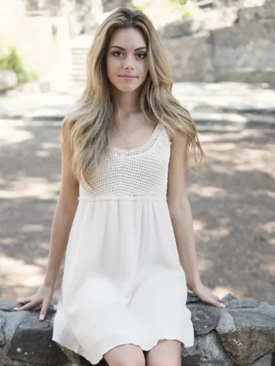 Vestido branco de verão com cintura baixa